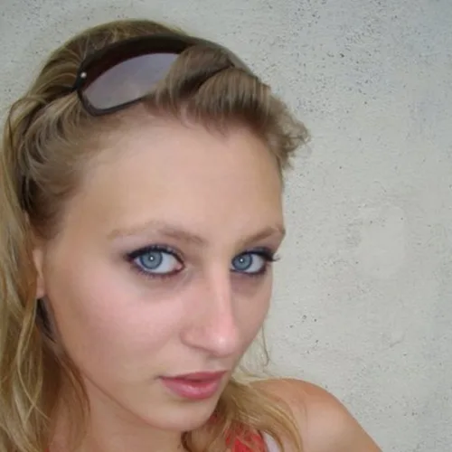 Jeune femme aux yeux bleus azur