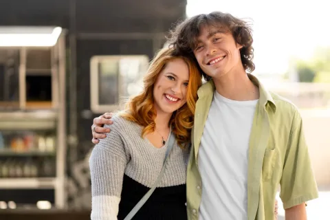 femme cougar dans les bras dun jeune homme