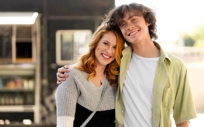 femme cougar dans les bras dun jeune homme